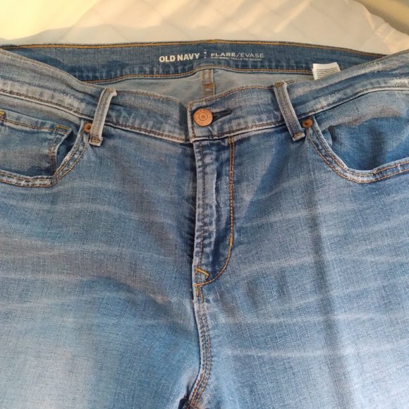 Womens Old Navy Cropped Ankle Flare jeans size 12 - Raw Hem - Super Trendy! - Picture 3 of 3